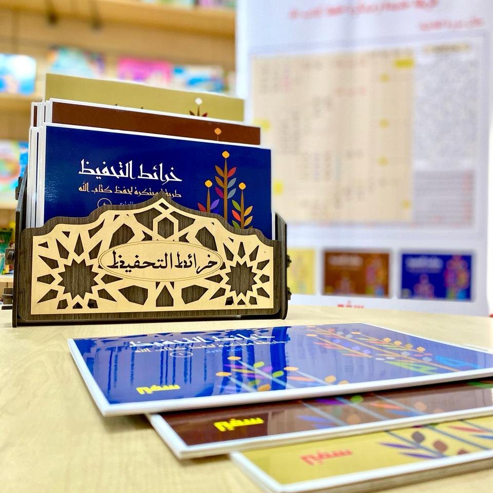 الأجزاء والحامل الخشبي